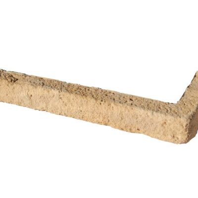 Pieza de esquina en formato L con textura rugosa que imita ladrillo cerámico, tonalidad cálida beige-arena con variaciones de color naturales, acabado mate rústico.
