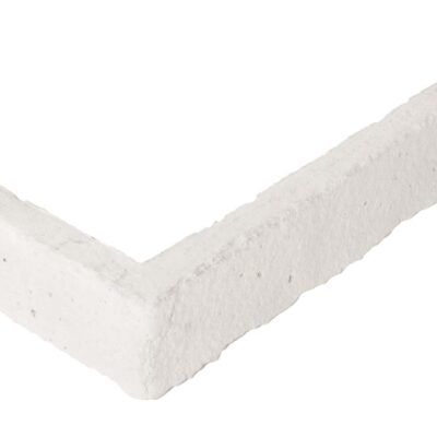 Pieza de esquina en hormigón aligerado con textura imitación ladrillo, formato irregular angulado, tonalidad blanca uniforme y acabado rugoso para aplacado de pared.
