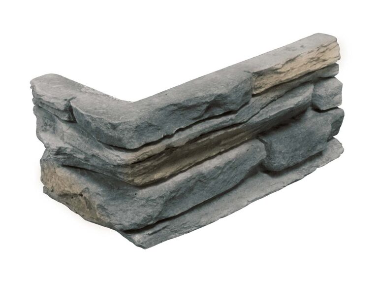 Pieza de esquina en hormigón con acabado imitación piedra natural en tonos grises y marengo, superficie texturizada y bordes irregulares para aplacado de pared.