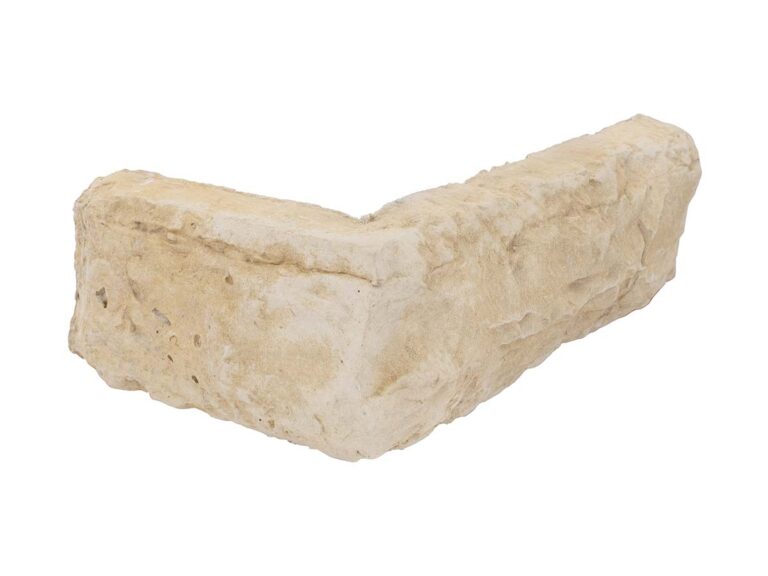 Pieza irregular de aplacado hormigón efecto piedra natural en tonos beige y crema, con textura rugosa y acabado mate. Formato esquina para revestimiento de pared.