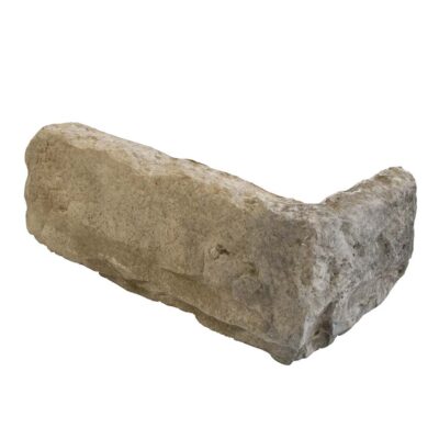 Pieza de esquina irregular en tonos beige y gris con textura rústica de piedra natural. Acabado mate y rugoso, perfecto para aplacados de pared con efecto pétreo.