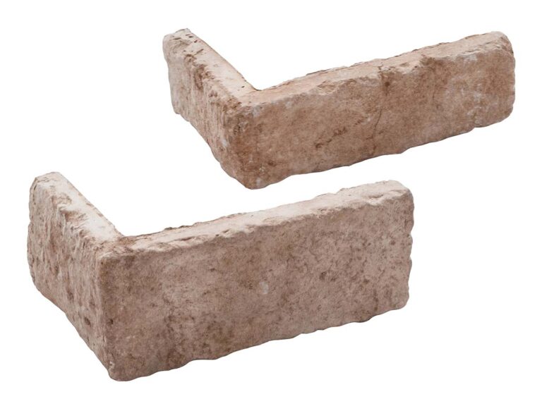 Dos piezas de aplacado de hormigón con acabado rústico imitando piedra natural en tonos beige y marrón claro. Presentan bordes irregulares y textura rugosa característica, formato esquina y pieza recta para revestimiento de pared.