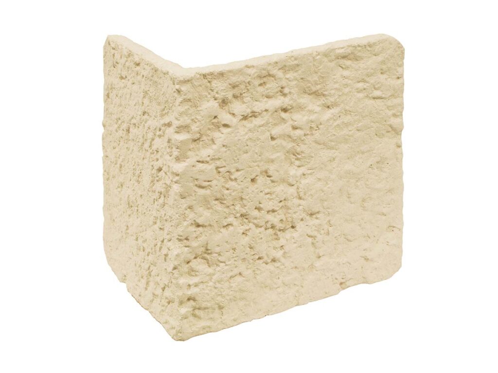 Pieza angular de revestimiento de hormigón con textura rústica imitación piedra en tonos beige dorado, acabado mate rugoso, diseñada como esquina exterior.