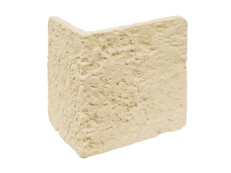 Pieza angular de revestimiento de hormigón con textura rústica imitación piedra en tonos beige dorado, acabado mate rugoso, diseñada como esquina exterior.