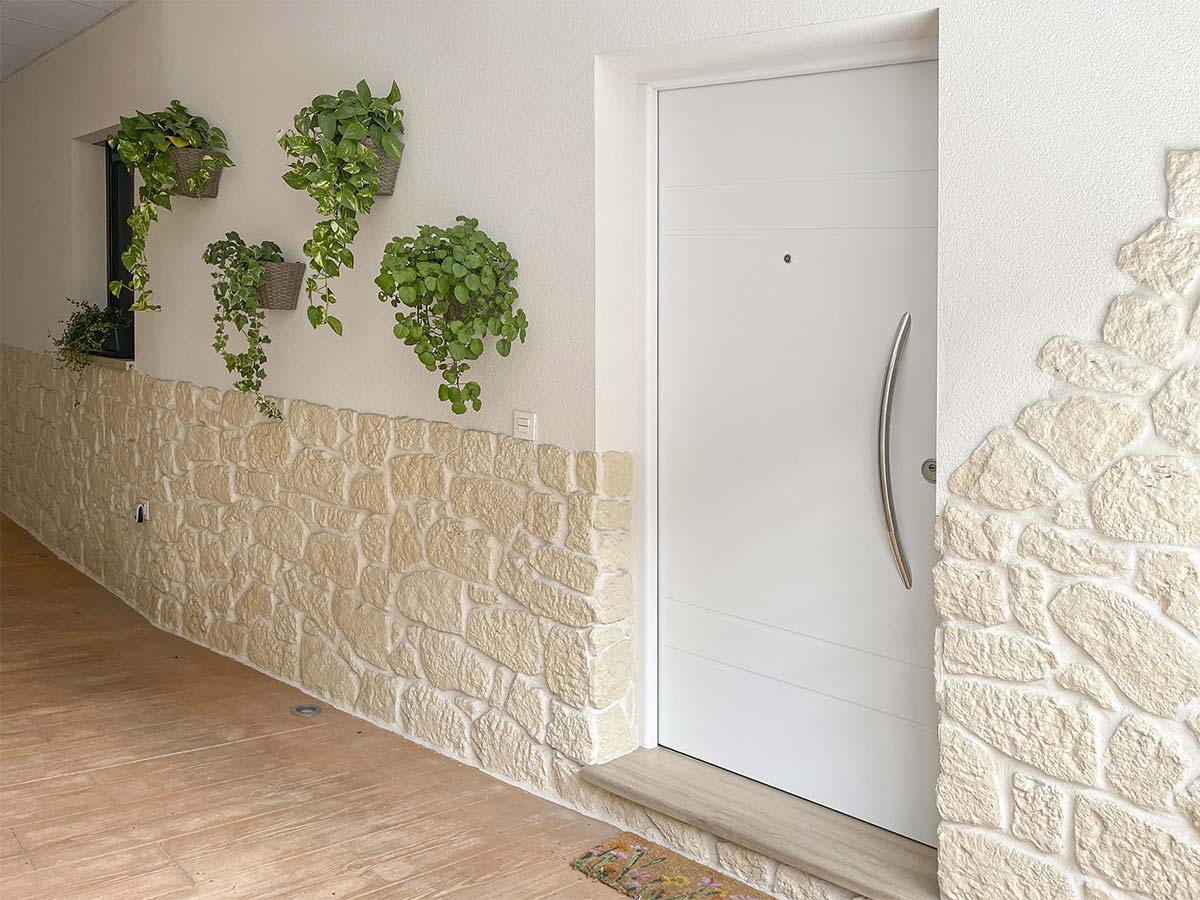 Esquina con revestimiento imitación piedra en tonos dorados