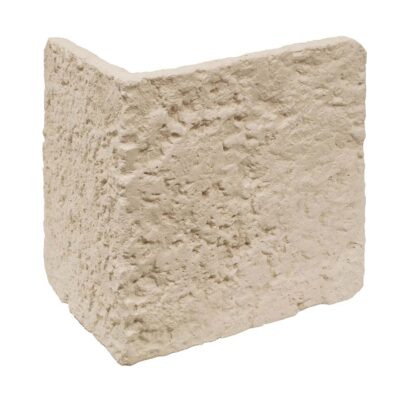 Pieza de esquina en aplacado de hormigón con imitación piedra natural, tonos beige cálidos y textura rugosa irregular característica del acabado rústico Cortijo Natur.
