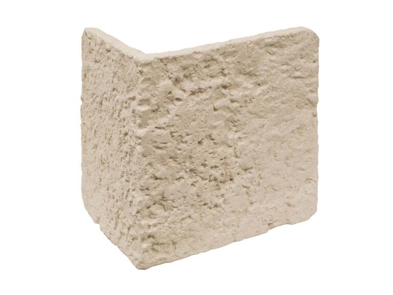 Pieza de esquina en aplacado de hormigón con imitación piedra natural, tonos beige cálidos y textura rugosa irregular característica del acabado rústico Cortijo Natur.