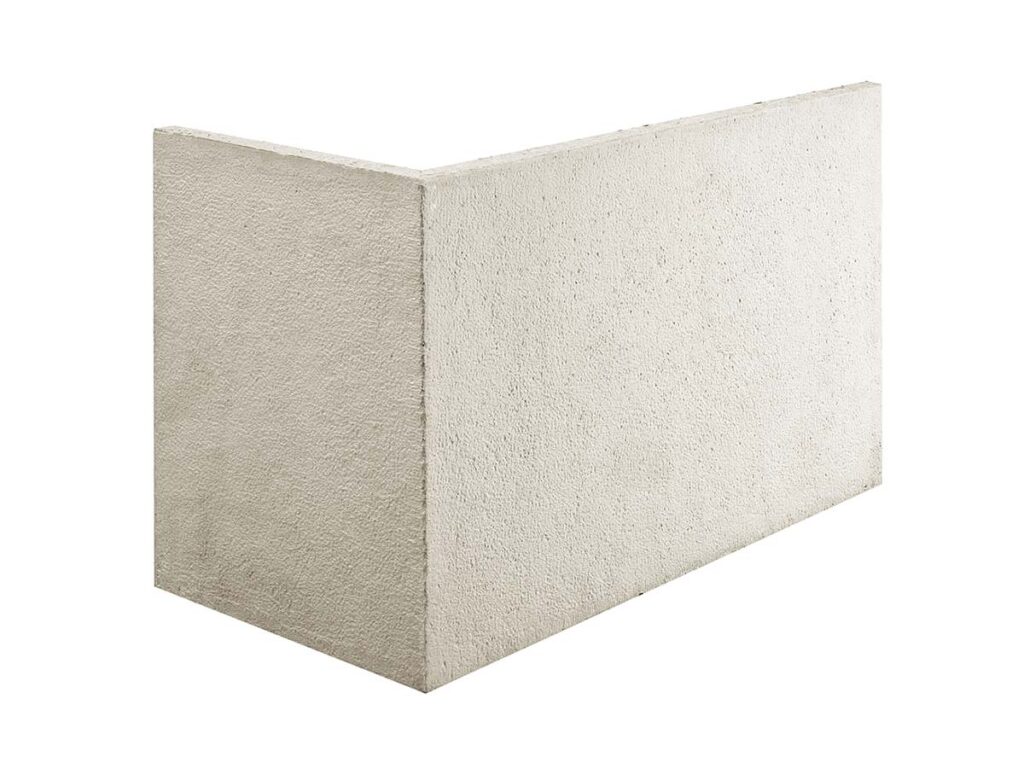 Pieza de aplacado de hormigón con efecto piedra natural en tonos crudo y beige, textura rústica irregular, formato rectangular grande, acabado mate rugoso.
