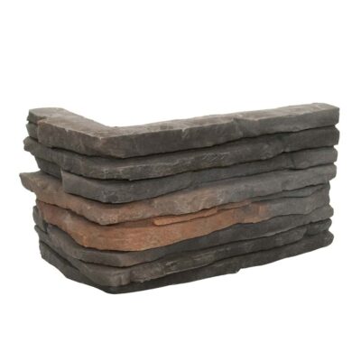 Piezas irregulares apiladas de aplacado en hormigón con efecto piedra natural en tonos grises y terracota, acabado rústico texturizado.