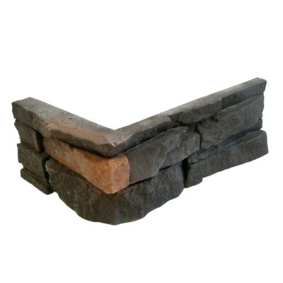 Pieza de esquina en aplacado hormigón imitación piedra con acabado rugoso en tonos grises y detalles oxidados. Formato angular para remate de esquina exterior o interior.