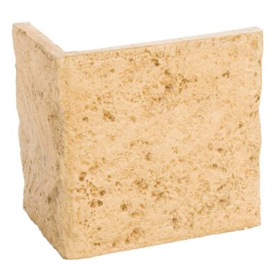 Pieza de esquina con acabado rústico imitación piedra natural en tonos beige y arena, superficie texturizada y mate. Formato angular para remate de revestimiento.