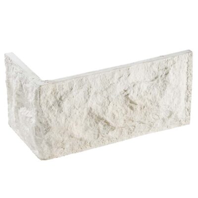 Pieza de esquina en revestimiento con textura imitación piedra en color blanco natural, superficie rugosa y acabado mate con tonalidades grises suaves.