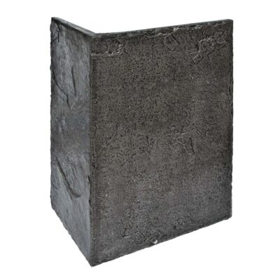 Pieza de aplacado en forma de esquina con textura rugosa que imita piedra pizarra en tonos grises oscuros. Formato rectangular con acabado mate y superficie áspera característica.