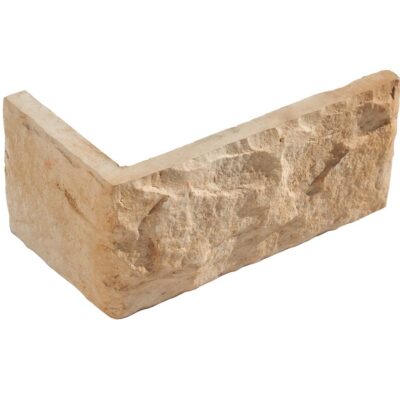 Pieza de esquina en hormigón con acabado texturizado imitación piedra natural en tonos beige y gris claro, de formato rectangular con superficie rústica y aristas vivas para aplacado de pared.