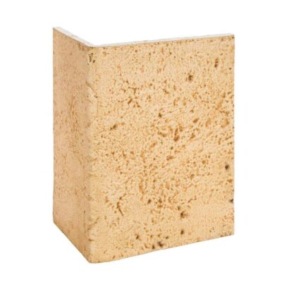 Pieza de esquina en formato rectangular con textura rugosa imitando piedra envejecida, tonos beige y cálidos con variaciones naturales de color y acabado mate.