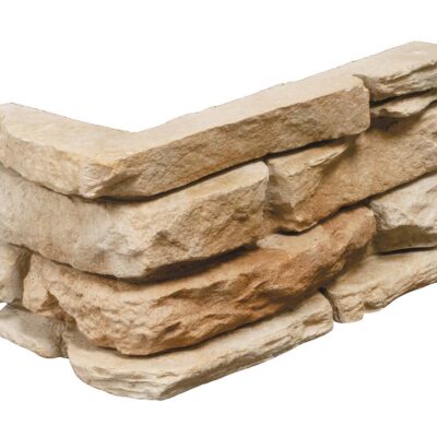 Pieza de aplacado de hormigón con efecto piedra natural en tonos cobrizo y beige, superficie rugosa y texturizada, formato irregular apilable para revestimiento de pared.