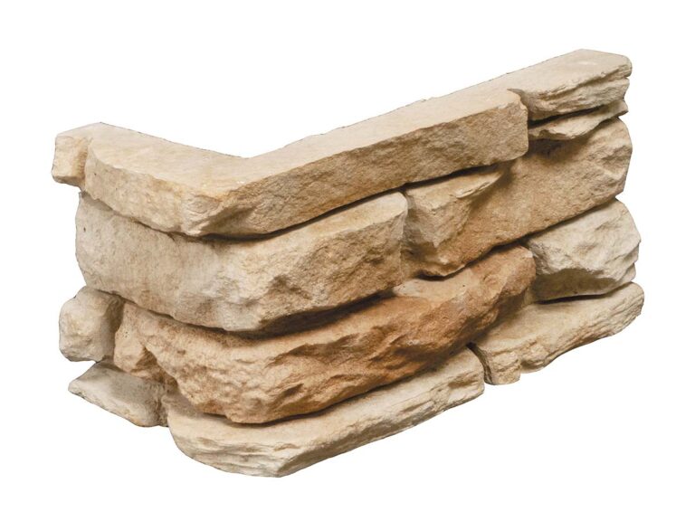 Pieza de aplacado de hormigón con efecto piedra natural en tonos cobrizo y beige, superficie rugosa y texturizada, formato irregular apilable para revestimiento de pared.