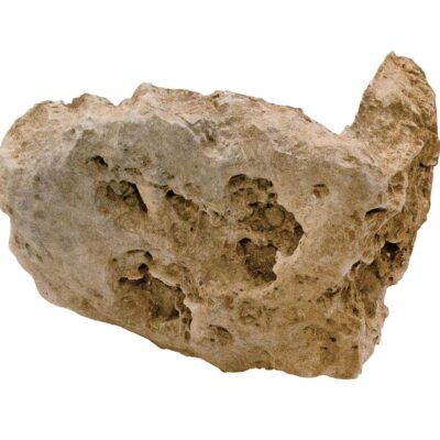 Pieza irregular de aplacado en hormigón con textura de piedra natural en tonos castaño y beige. Superficie rugosa con relieve que imita piedra cantera, acabado mate con variaciones de color que crean profundidad visual.