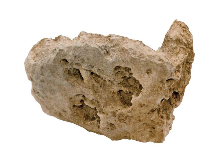 Pieza irregular de aplacado en hormigón con textura de piedra natural en tonos castaño y beige. Superficie rugosa con relieve que imita piedra cantera, acabado mate con variaciones de color que crean profundidad visual.