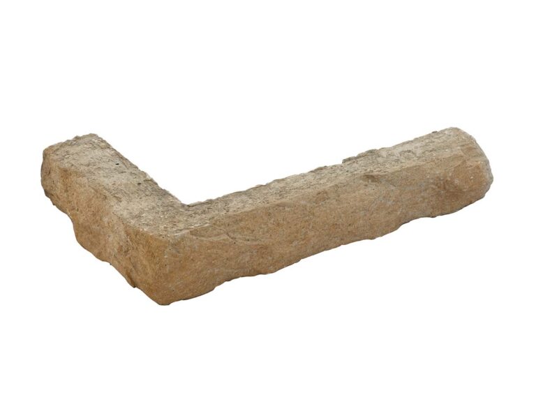 Pieza de esquina en hormigón con acabado imitación piedra natural, tonos beige y ocre, superficie texturizada y rústica, formato angular para remate de paredes.
