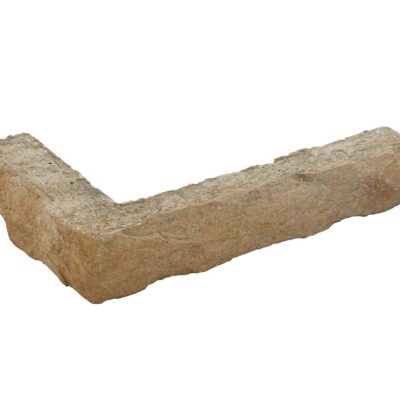 Pieza de esquina irregular en tonos beige y gris con textura rústica de piedra natural, acabado perlado mate. Perfil angular para remate de pared.