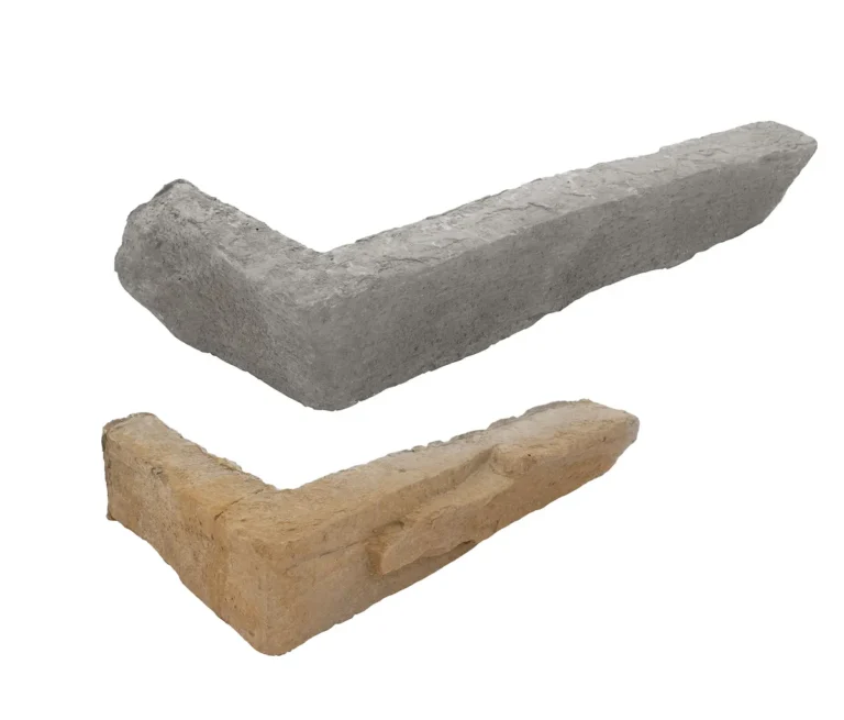 Dos piezas de aplacado hormigón esquina saliente Zurich lado a lado: superior en gris claro con textura rugosa, inferior en tono beige cálido, ambas con acabado mate y bordes redondeados.