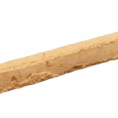Pieza alargada de aplacado hormigón con acabado rústico e imitación ladrillo en tonos cálidos ocre y terracota, superficie texturizada con aristas irregulares.