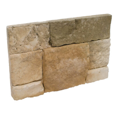Aplacado de hormigón con textura irregular imitación piedra natural en tonos beige y gris. Piezas de formato rectangular y tamaño medio, apiladas con acabado rústico y superficie rugosa característica.
