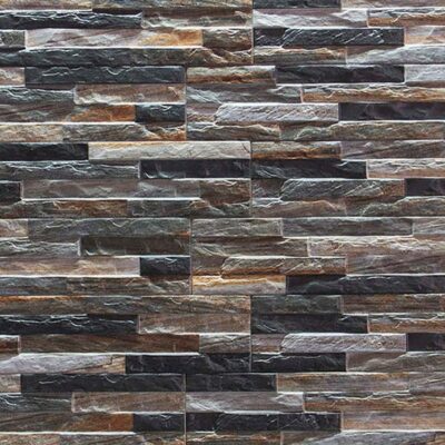 Superficie de revestimiento de piedra con textura natural en tonos grafito y tierra, mostrando veteado irregular y acabado mate con relieve característico de piedra natural.