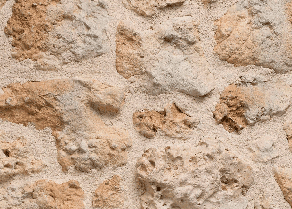 Pared con revestimiento imitación piedra en tonos castaños