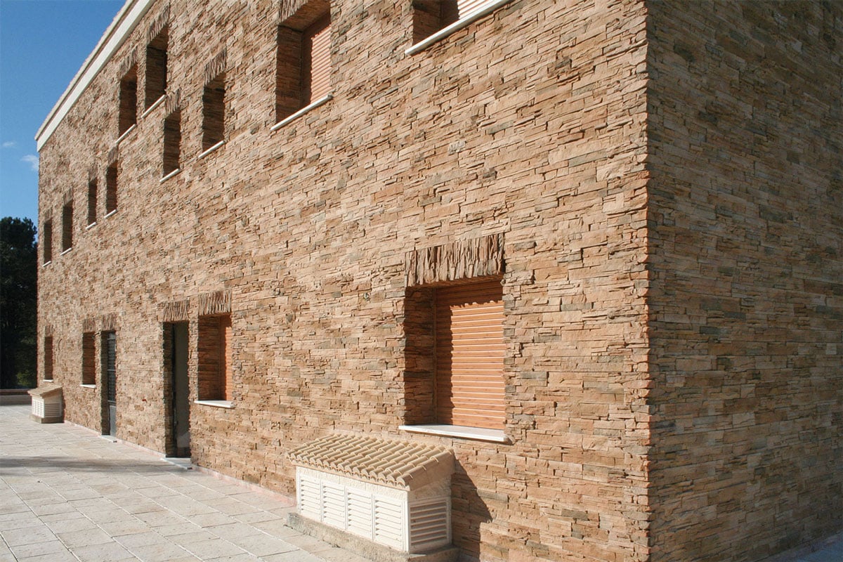 Fachada exterior con revestimiento de piedra en tonos naturales