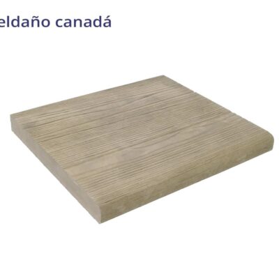 Peldaño rectangular de gran formato con superficie texturizada imitando vetas de madera, tonos beige y gris claro, acabado mate antideslizante porcelánico.
