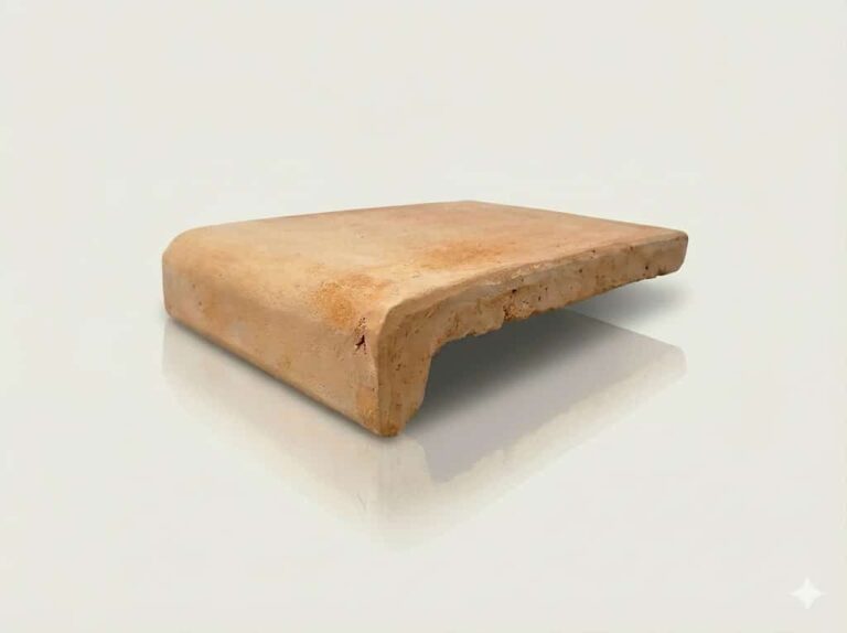 Pieza de barro natural con forma de peldaño y perfil redondeado, tonalidad tierra cálida con textura rústica y acabado mate. Superficie con pequeñas irregularidades características del material artesanal.