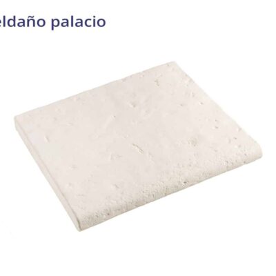 Peldaño rectangular de hormigón en tonos beige claro con textura rugosa y acabado mate. Formato rectangular con borde inferior más texturizado.