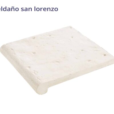 Peldaño cerámico rectangular de color blanco con superficie texturizada y acabado mate, formato ancho y profundo apto para escaleras.