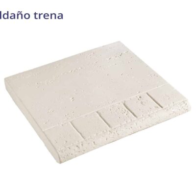 Peldaño rectangular de hormigón con textura rugosa tipo piedra en tonos blancos y grises. Superficie con acabado mate y relieve texturizado característico del material.