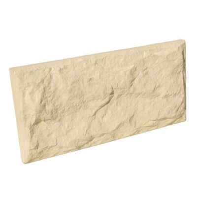 Placa rectangular de piedra natural con textura irregular y acabado rústico en tonos crema y beige. Superficie con relieve natural y microvariaciones de color típicas de la piedra.
