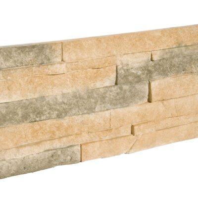 Revestimiento mural de piedra artificial en formato de piezas rectangulares apiladas, con tonos castaño y gris alternados, textura rugosa y acabado mate que simula piedra natural.