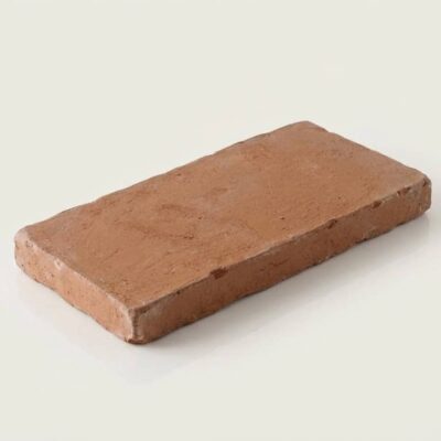 Pieza rectangular de barro cocido con tonalidad cálida y textura rústica natural. Formato alargado de 125x25 cm, superficie mate y acabado rustico característico del material de terracota.