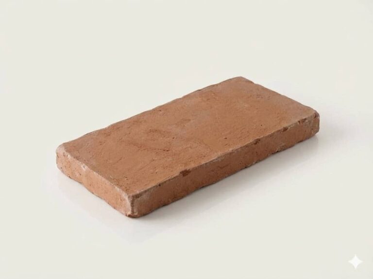 Pieza rectangular de barro cocido con tonalidad cálida y textura rústica natural. Formato alargado de 125x25 cm, superficie mate y acabado rustico característico del material de terracota.