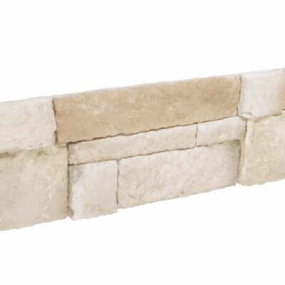 Piezas de revestimiento con formato irregular y textura rústica en tonos beige y crema claro. Acabado natural mate con superficie con relieve característico de piedra natural.