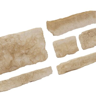 Seis piezas de ladrillo cerámico visto en tonos beige y arena con textura rústica irregular. Incluye formatos rectangulares de diferentes tamaños y una pieza más grande con relieve decorativo, acabado mate y superficie áspera característica del material cocido.