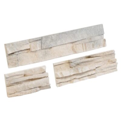 Tres muestras de revestimiento de piedra natural con piezas de formato irregular y superficie textured. Tonalidades beige y crema con acabado rústico y relieve natural característico de la piedra.