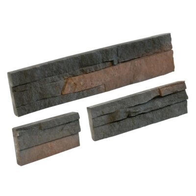 Tres piezas de revestimiento de piedra natural en gris y tonos tierra, mostrando variaciones de formato: una pieza larga horizontal, una mediana y una pequeña. Superficie rugosa y texturizada con acabado natural, presentando capas de color gris oscuro y marrón rojizo.
