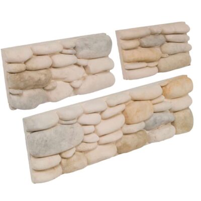 Tres piezas de revestimiento de hormigón con textura de piedra apilada en tonos beige, gris y arena. Cada pieza presenta relieves irregulares imitando bloques de piedra natural apilados, con acabado mate y textura rústica.