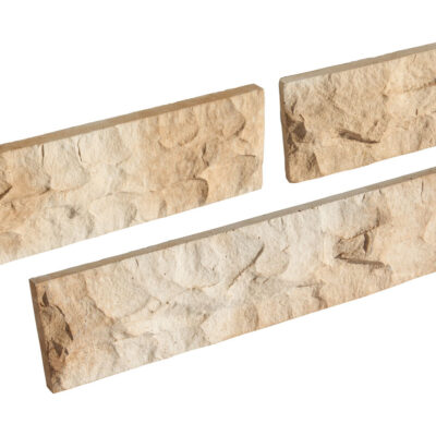 Tres placas rectangulares de gres porcelánico con efecto piedra natural en tonos beige y crema, superficie texturizada con acabado rústico que imita la irregularidad de la piedra natural.
