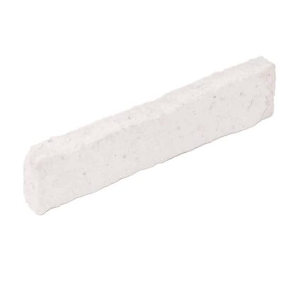 Pieza rectangular de revestimiento imitación ladrillo en color blanco con textura rugosa y acabado mate, mostrando tonalidades sutiles y porosidad característica del material.