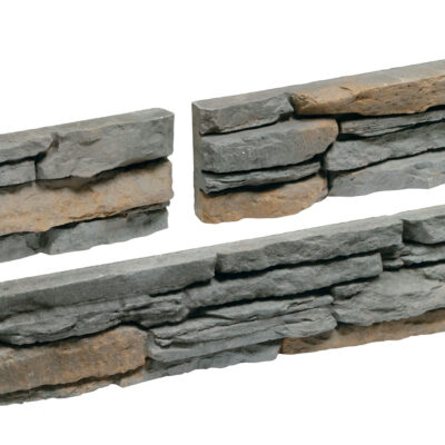 Tres piezas irregulares de revestimiento con efecto piedra natural en tonos grises y beige, textura rugosa y acabado mate, apiladas para mostrar el formato y relieve característico.
