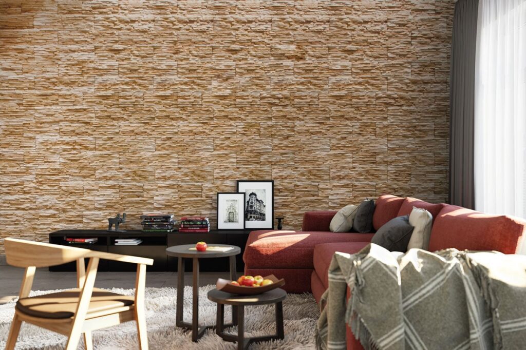Salón contemporáneo con pared de revestimiento imitación piedra en tonos canela y beige. El espacio muestra sofá terracota con cojines grises, muebles de madera clara, y cortinas grises; el aplacado de hormigón imita textura de piedra natural cubriendo toda la pared.