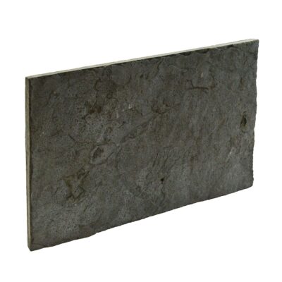 Pieza rectangular de revestimiento con efecto piedra pizarra en tonos gris oscuro, superficie rugosa y texturizada con acabado mate, formato tizón.